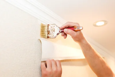 Pose de papier peint à Crégols — revêtements muraux et toiles de verre